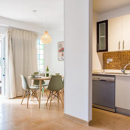 Apartment Family Delfines 2bedroom In Heart Of Corralejo- Only 5 Min To Sea, With Pool & Wifi By Holidays