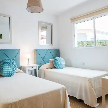 Apartment Family Delfines 2bedroom In Heart Of Corralejo- Only 5 Min To Sea, With Pool & Wifi By Holidays